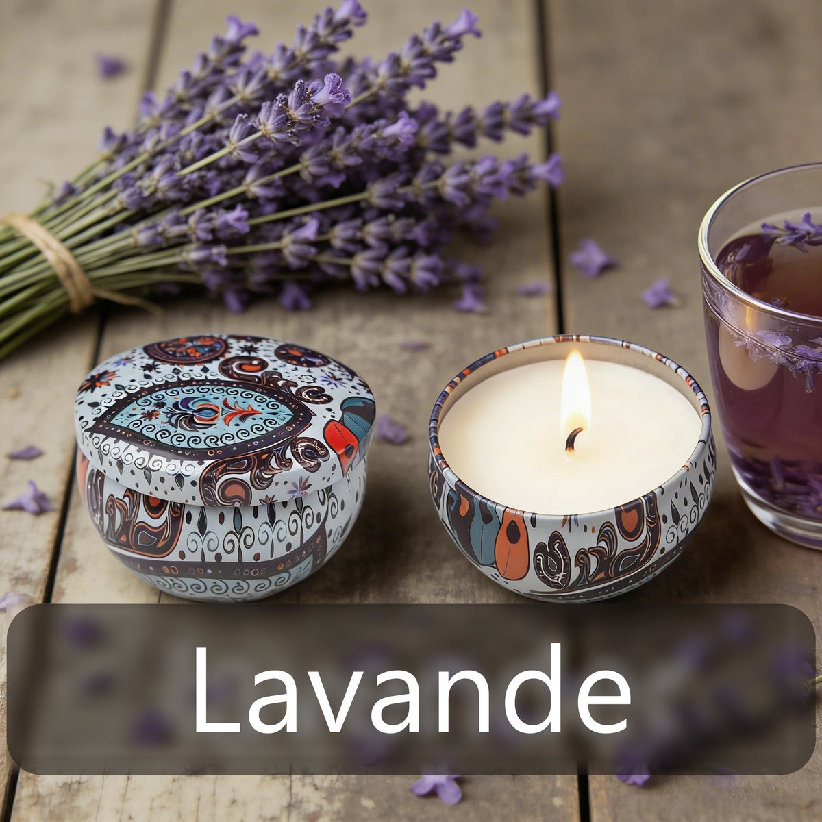 Bougie d'aromathérapie parfum lavande, avec un bouquet de lavande