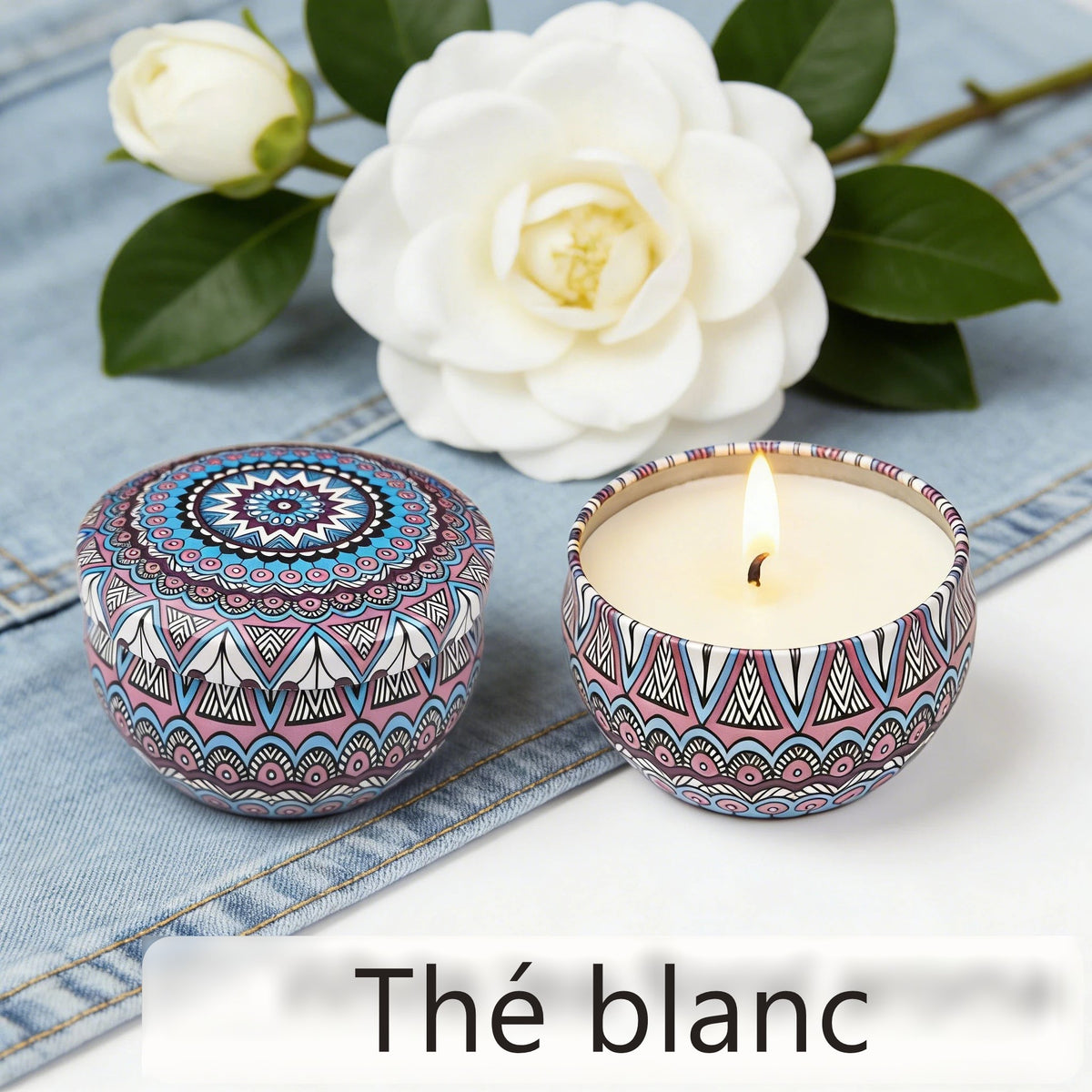 Bougie d'aromathérapie parfum thé blanc, avec une fleur de camélia