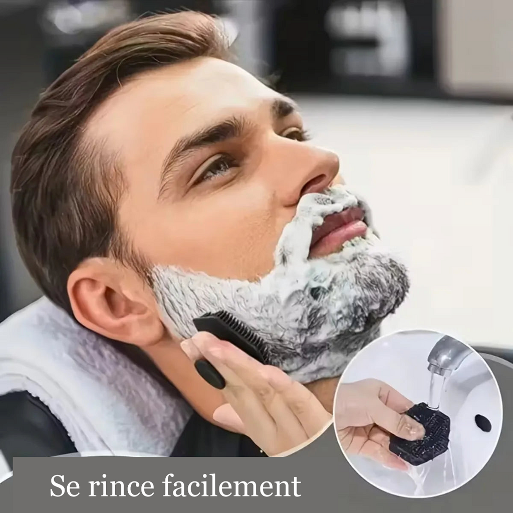 Homme qui utilise la brosse exfoliante sur sa barbe, avec la mention Se rince facilement