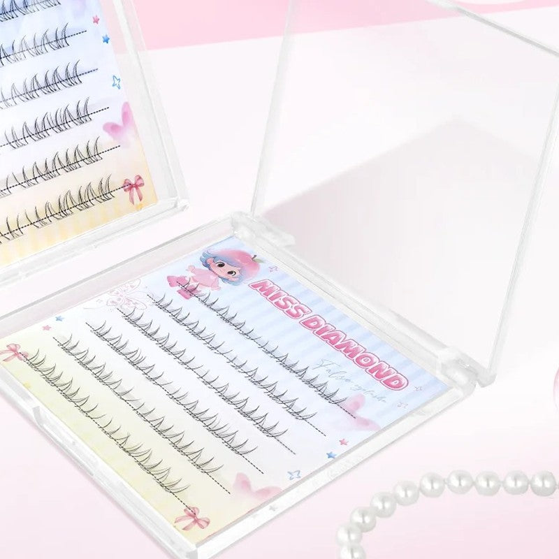 Coffret ouvert de faux cils auto-adhésifs en grappes